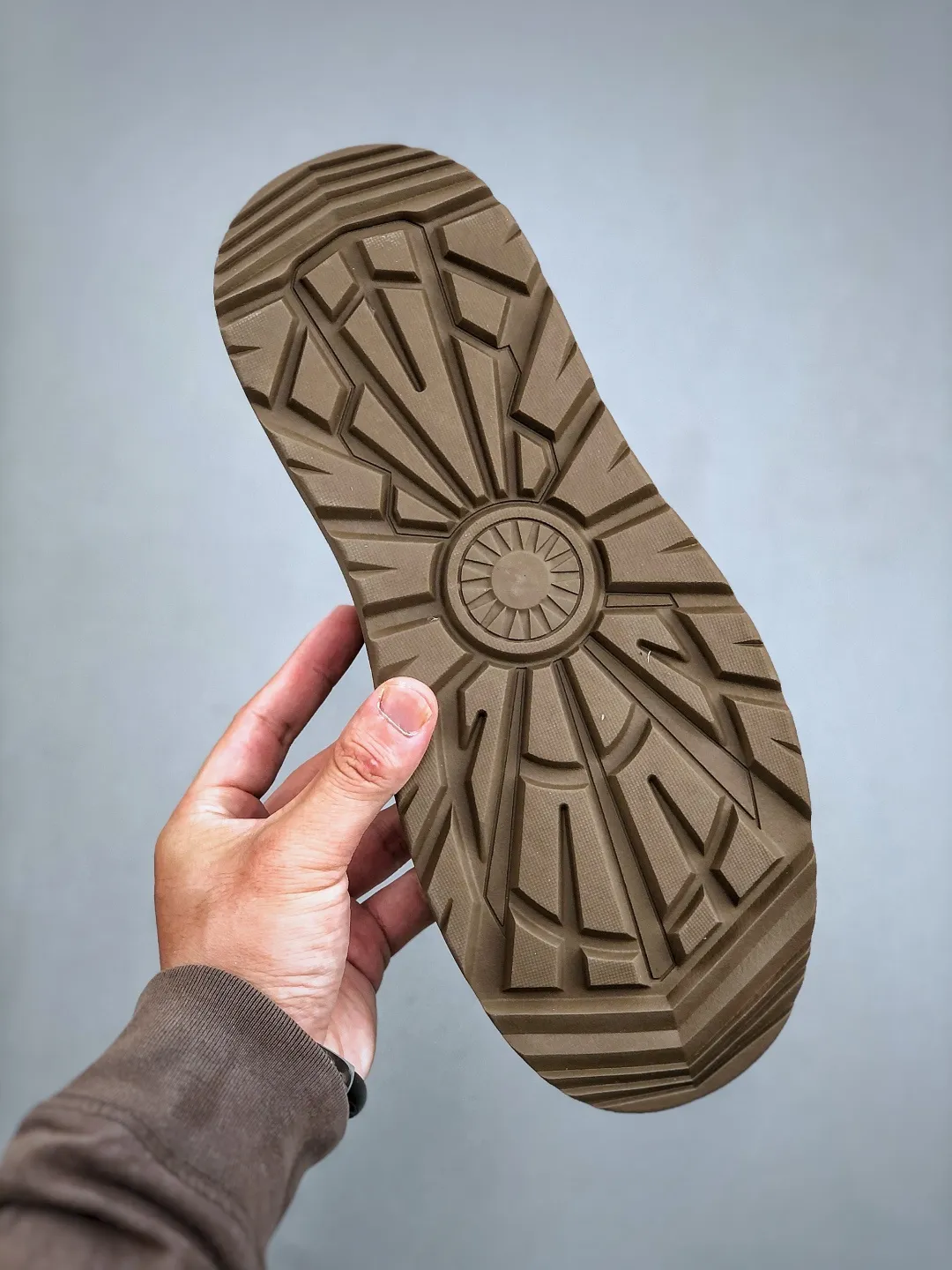 Local pick-up 💰560 supports store release New goods 🚀 #UGG new autumn and winter products (plush integrated lining 🔥warm and heat-locking) must-have outdoor men's casual shoes and snow boots series Guangdong factory quality Autumn and winter new styles Fashion trend matching The fabric is made of frosted cowhide imported from Italy. The whole shoe is made of genuine cowhide material, from the outsole to the hardware, all made from OEM raw materials. Good products do not kill pigs. The quality of the first order is strictly controlled. A full set of official website unified packaging. This year’s winter cold-proof outdoor products are a must-have for daily casual matching for sportsmen‼ American light luxury brand [UGG] Tasman Weather Hybrid Tasman hybrid series lightweight casual shoes Size: 39-44